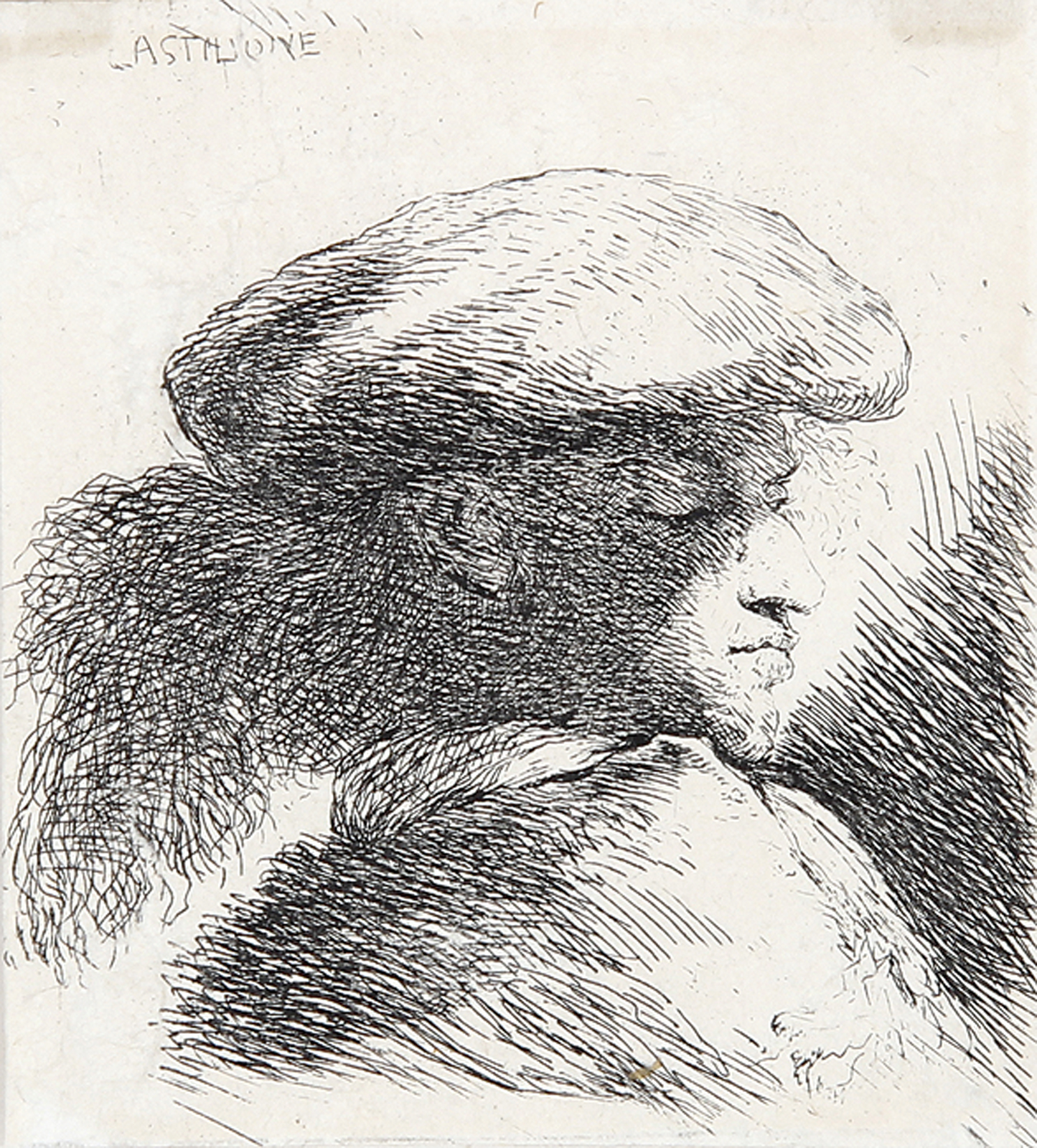 Junger Mann mit gesenktem Blick, eine federgeschmückte Kappe tragend.