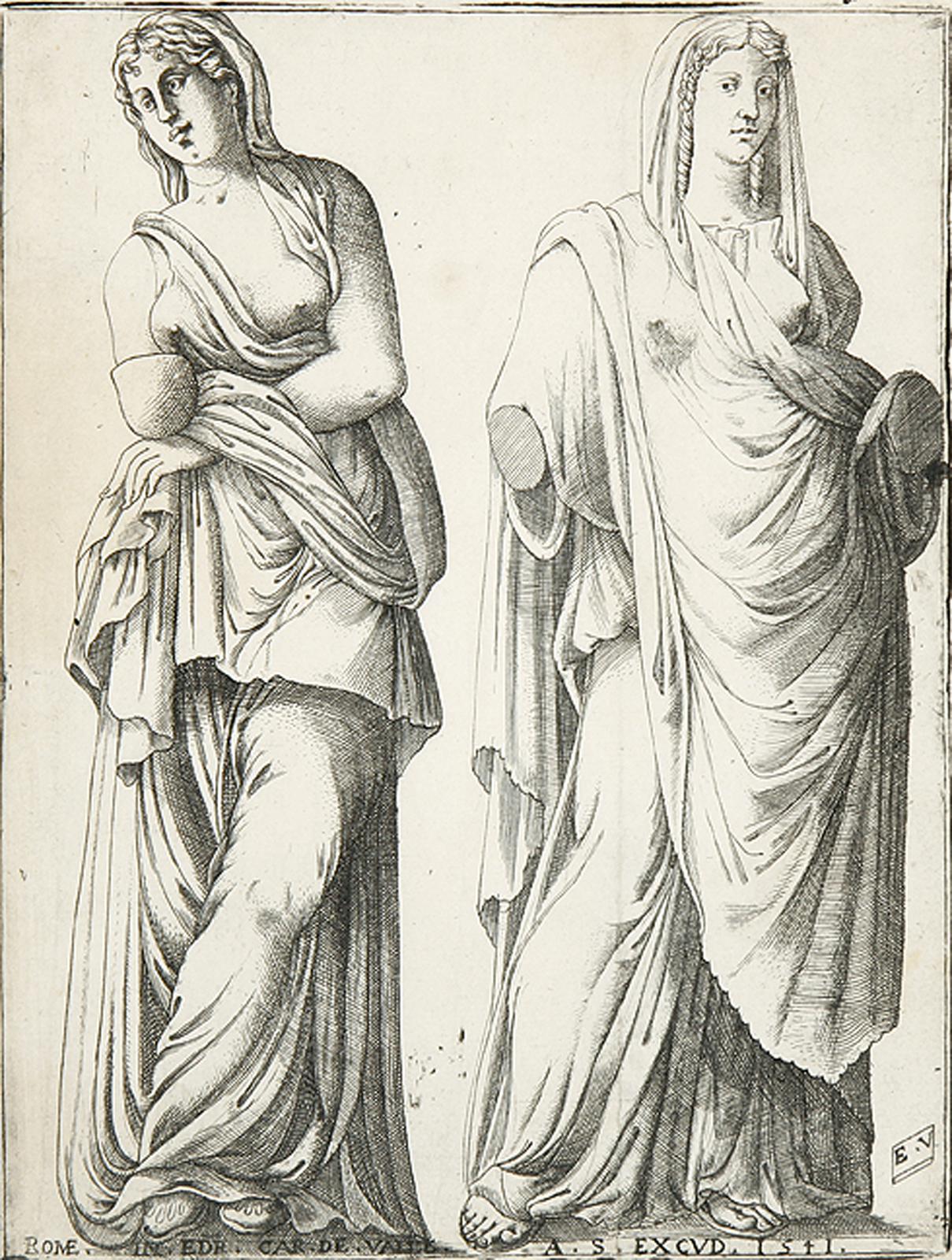 Statuen einer Frau und einer Priesterin.