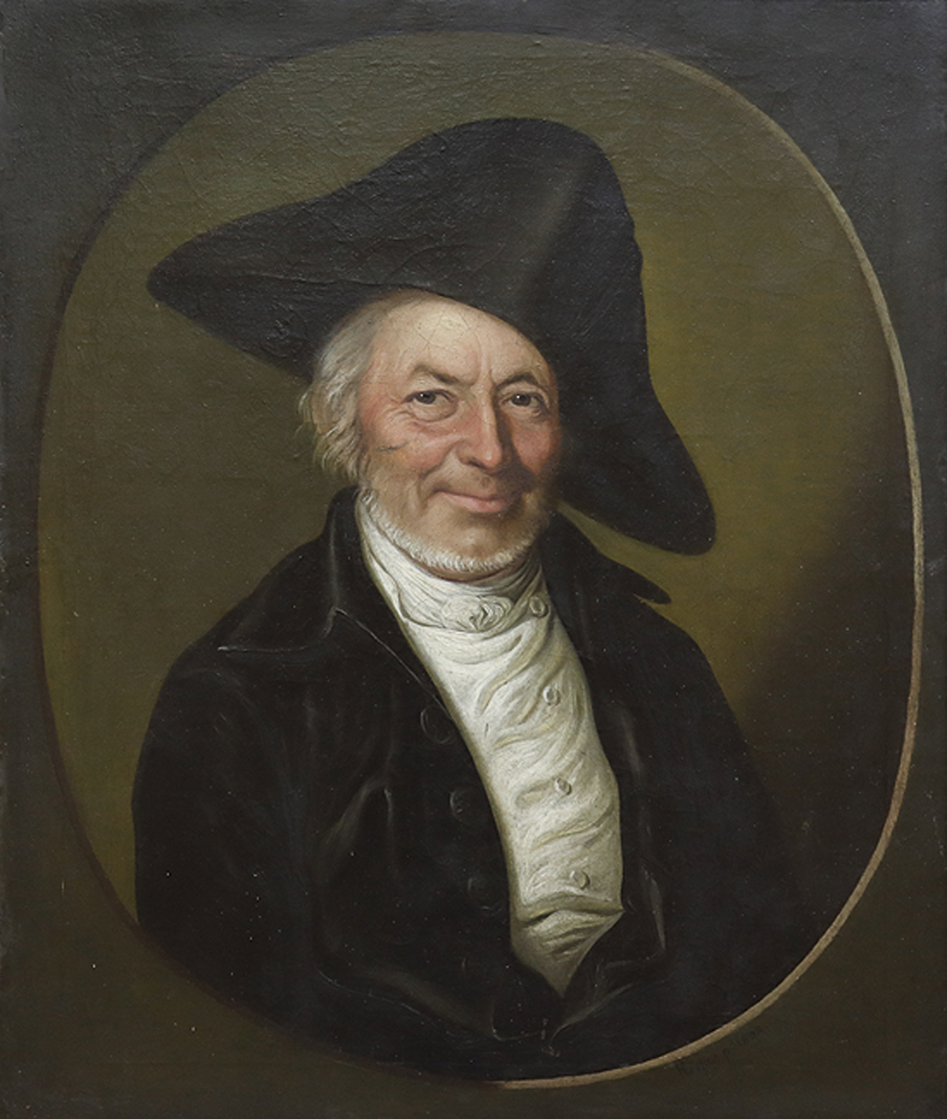 Porträt eines lächelnden Mannes mit Dreispitz.
