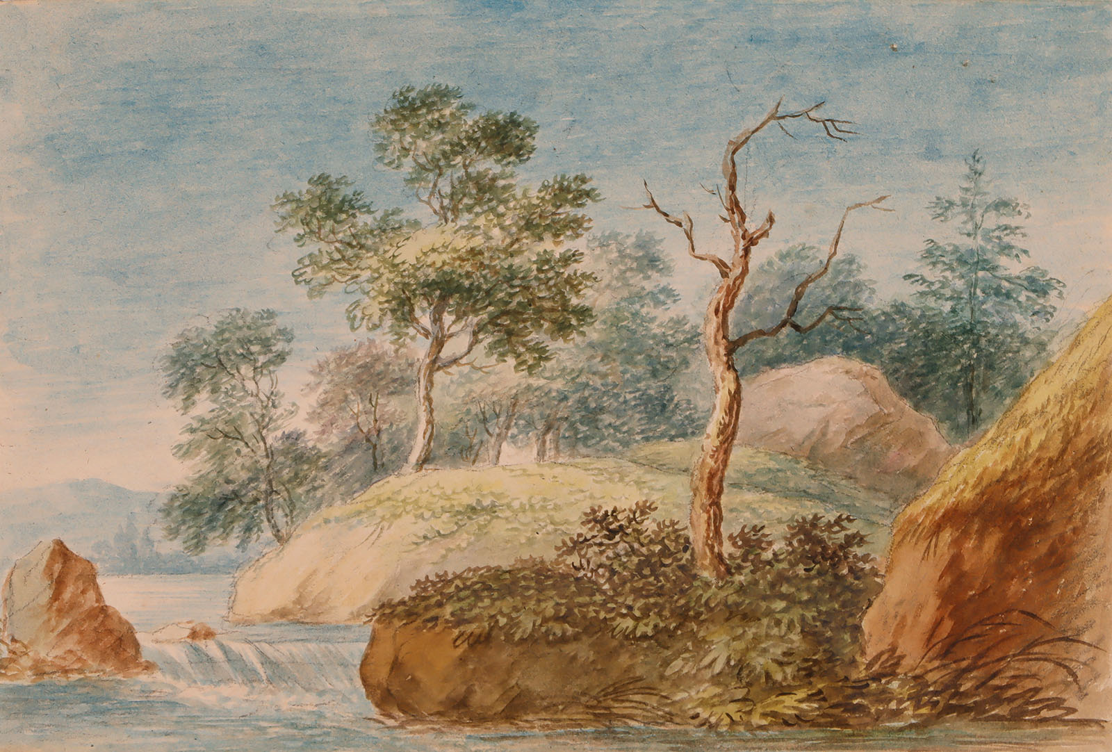 Baumbestandenes felsiges Ufer eines Gewässers mit kleiner Stromschnelle.