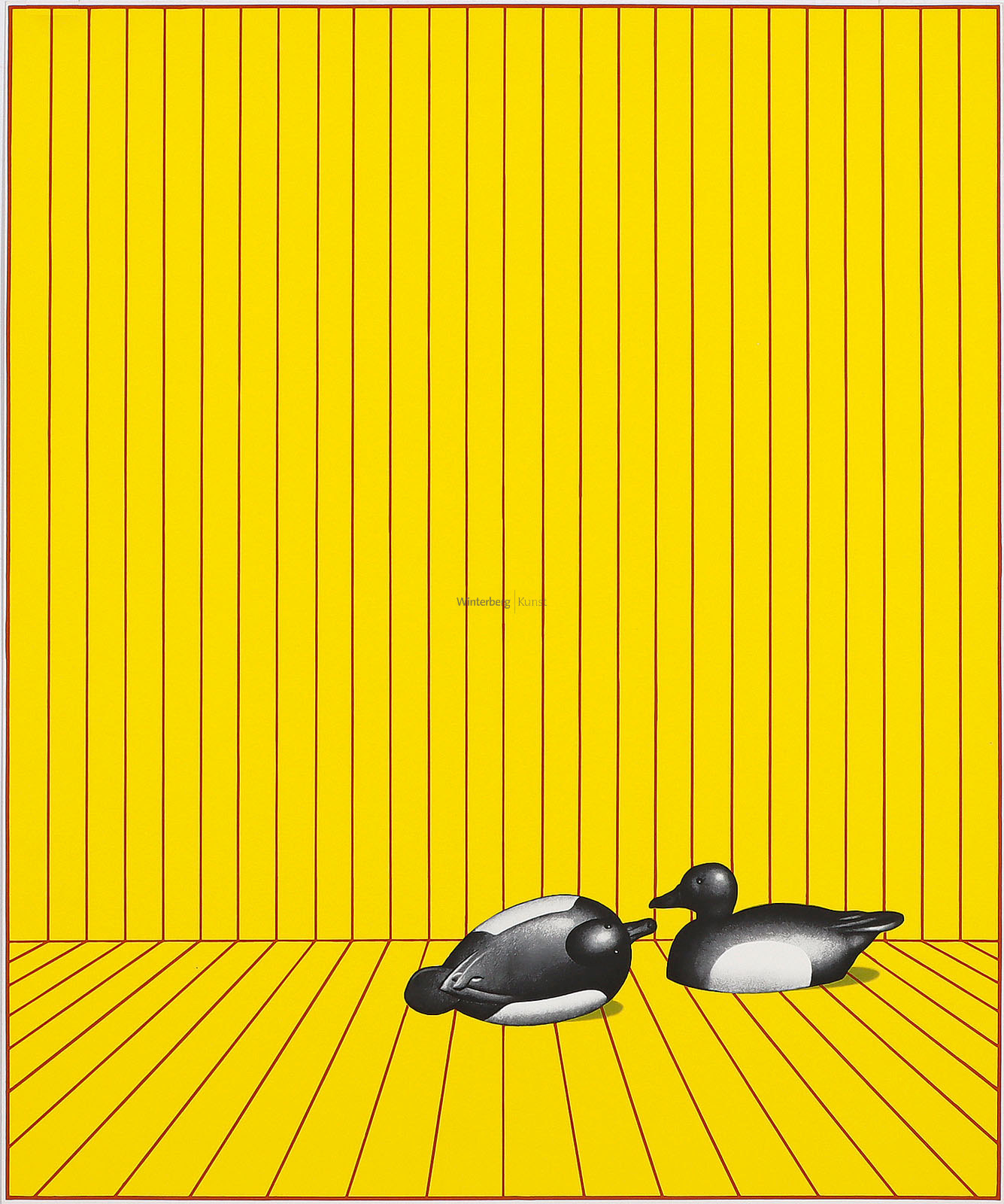 Zwei Enten in gelbgestreiftem Raum.