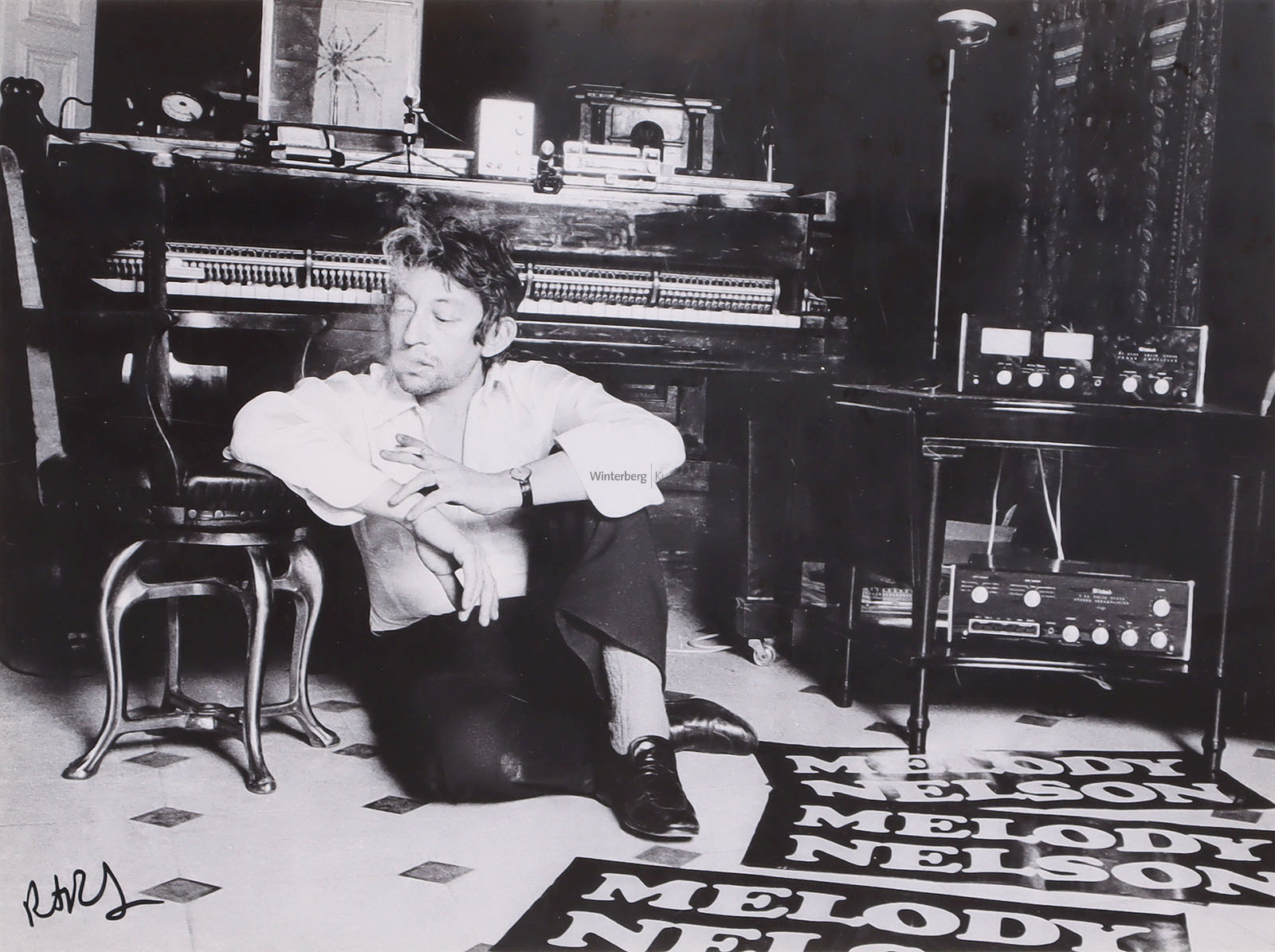 Serge Gainsbourg assit dans son Hôtel particulier Rue de Verneuil, Paris.