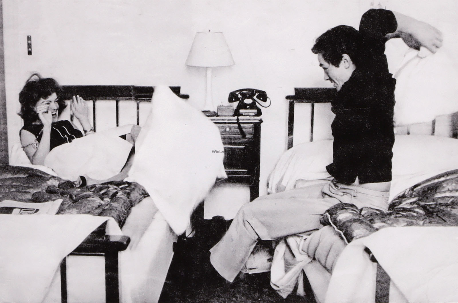 Alain Delon und Romy Schneider bei einer Kissenschlacht.