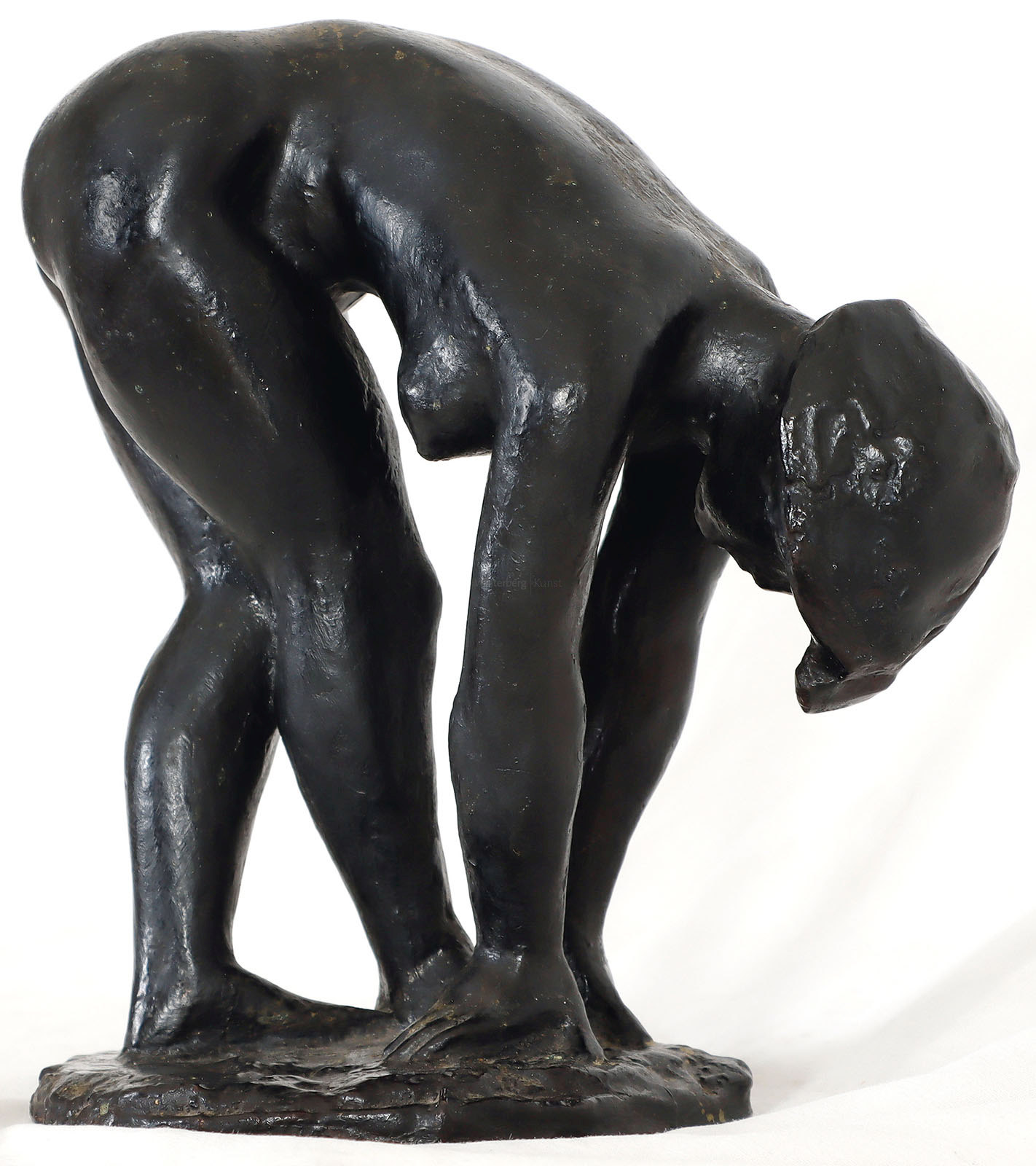 Sich bückender weiblicher Akt.