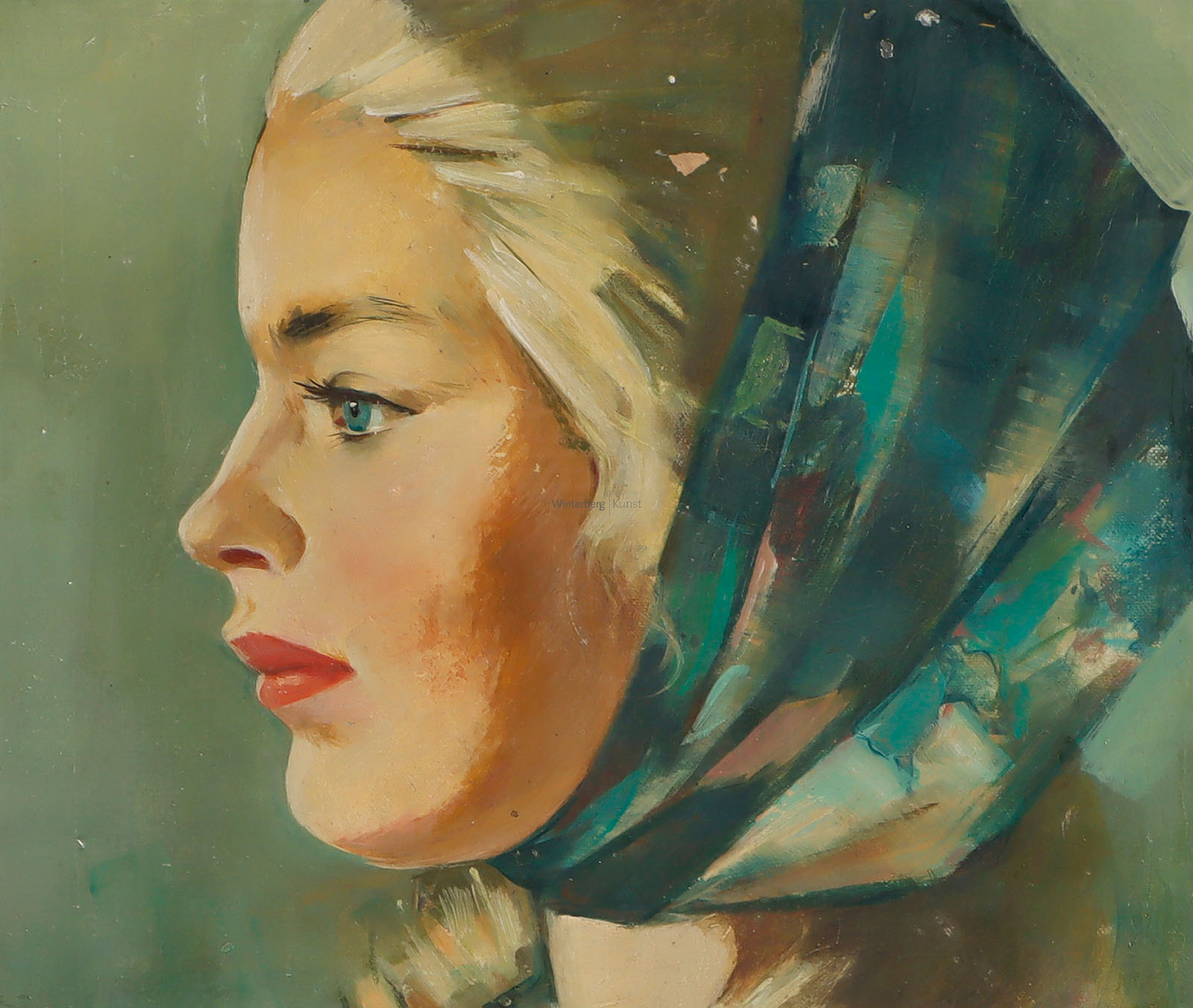 Kopf einer jungen Frau mit grünem Tuch im Profil nach links.