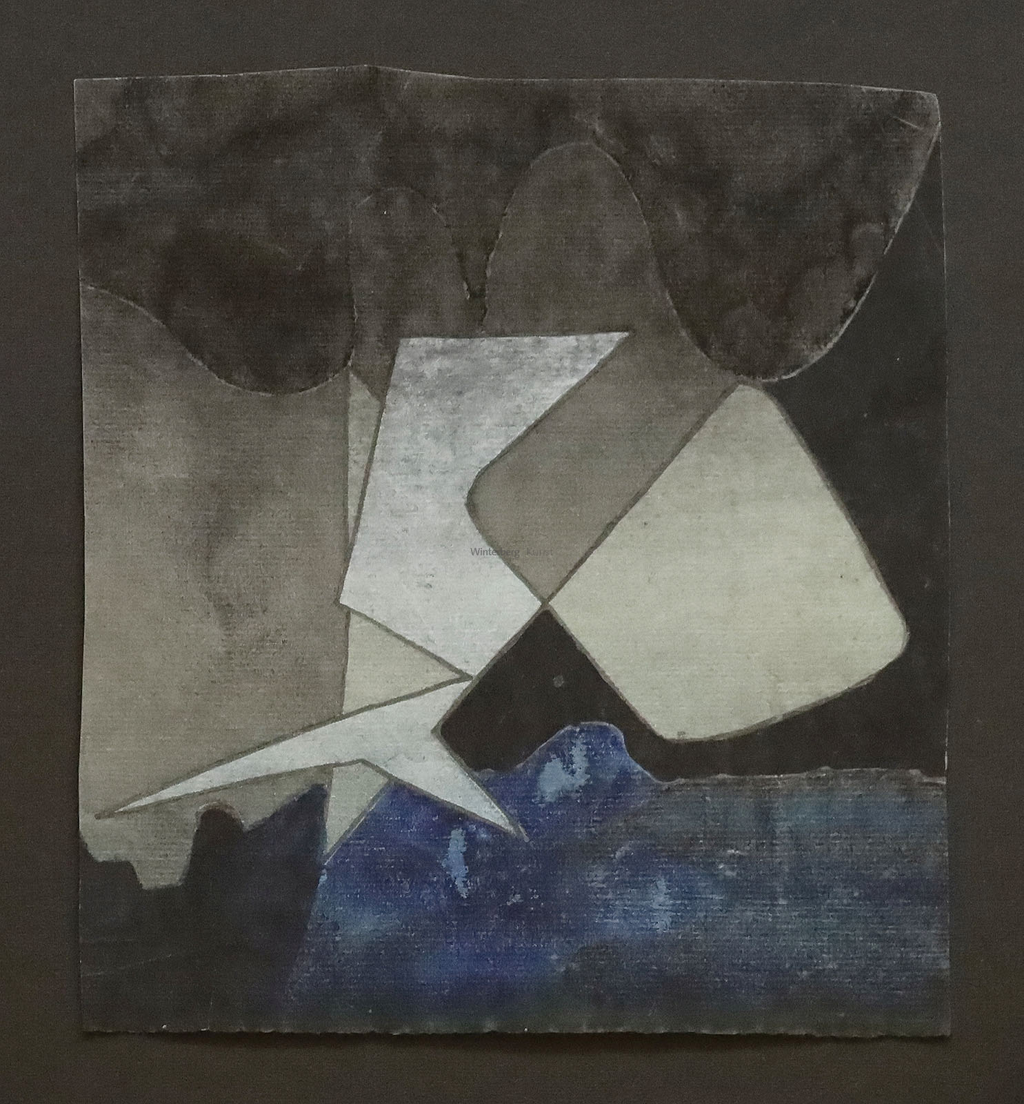 Informelle Komposition in Beige, Blau, Schwarz und Grautönen.