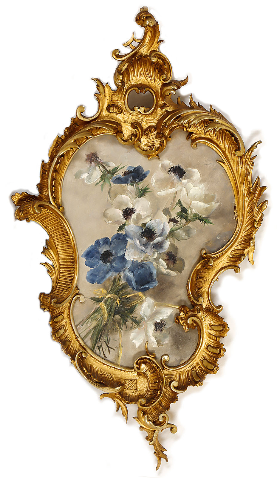 Strauß mit weißen und blauen Anemonen.