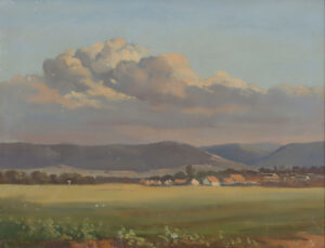 Wolkenstimmung über hügeliger Landschaft mit Dorf.