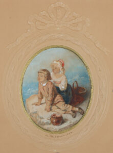 Geschwisterpaar, von einer Klippe hinab ins Tal blickend.