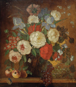 Blumenstilleben mit Trauben und Schmetterling.