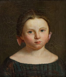 Bruststück eines Mädchens, im Dreivierteprofil nach rechts – Brustbild eines Mädchens mit rosa Schleifen im Haar.