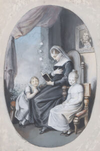 Mutter mit ihren zwei Töchtern liest andächtig in der Bibel.