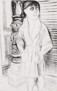 Martha neben Laternenpfosten.