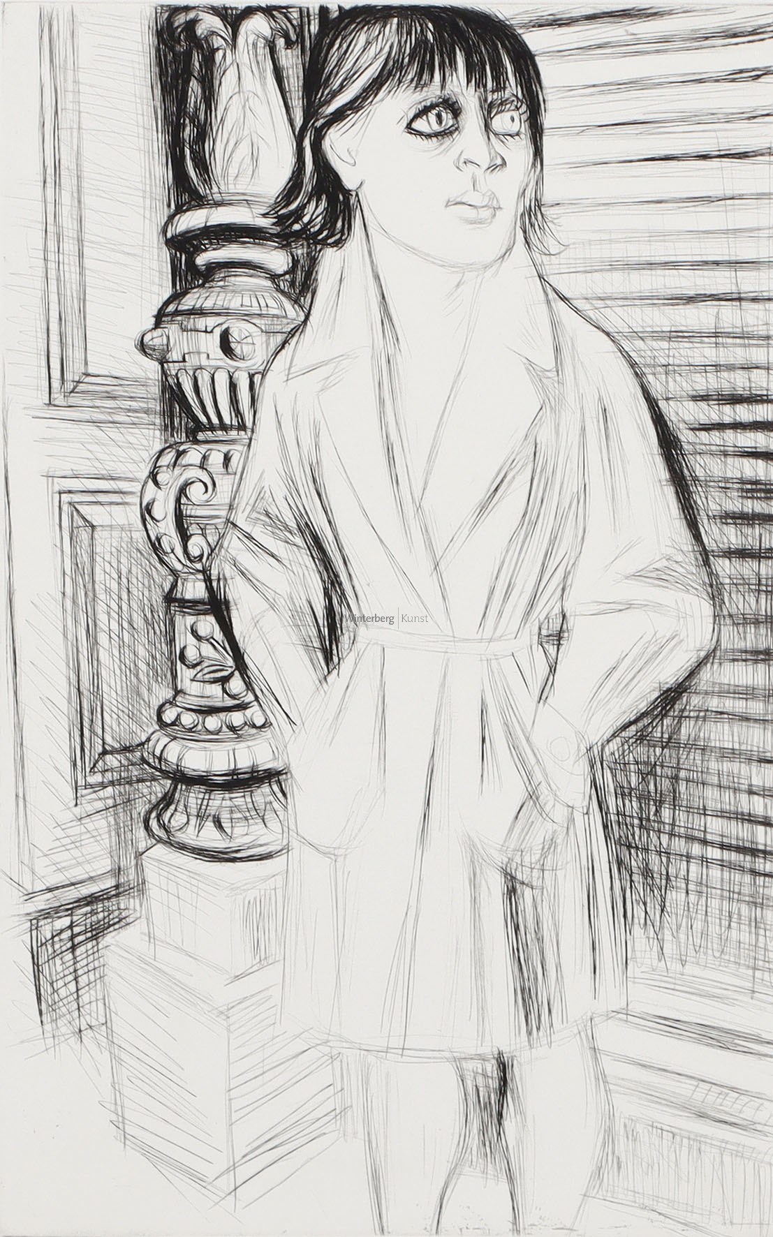 Martha neben Laternenpfosten.