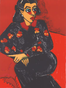 Auf einer Couch sitzende Frau.