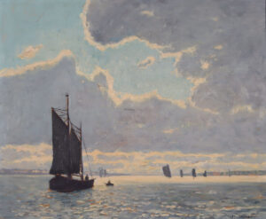 Wolkengebirge über Fischerbooten.