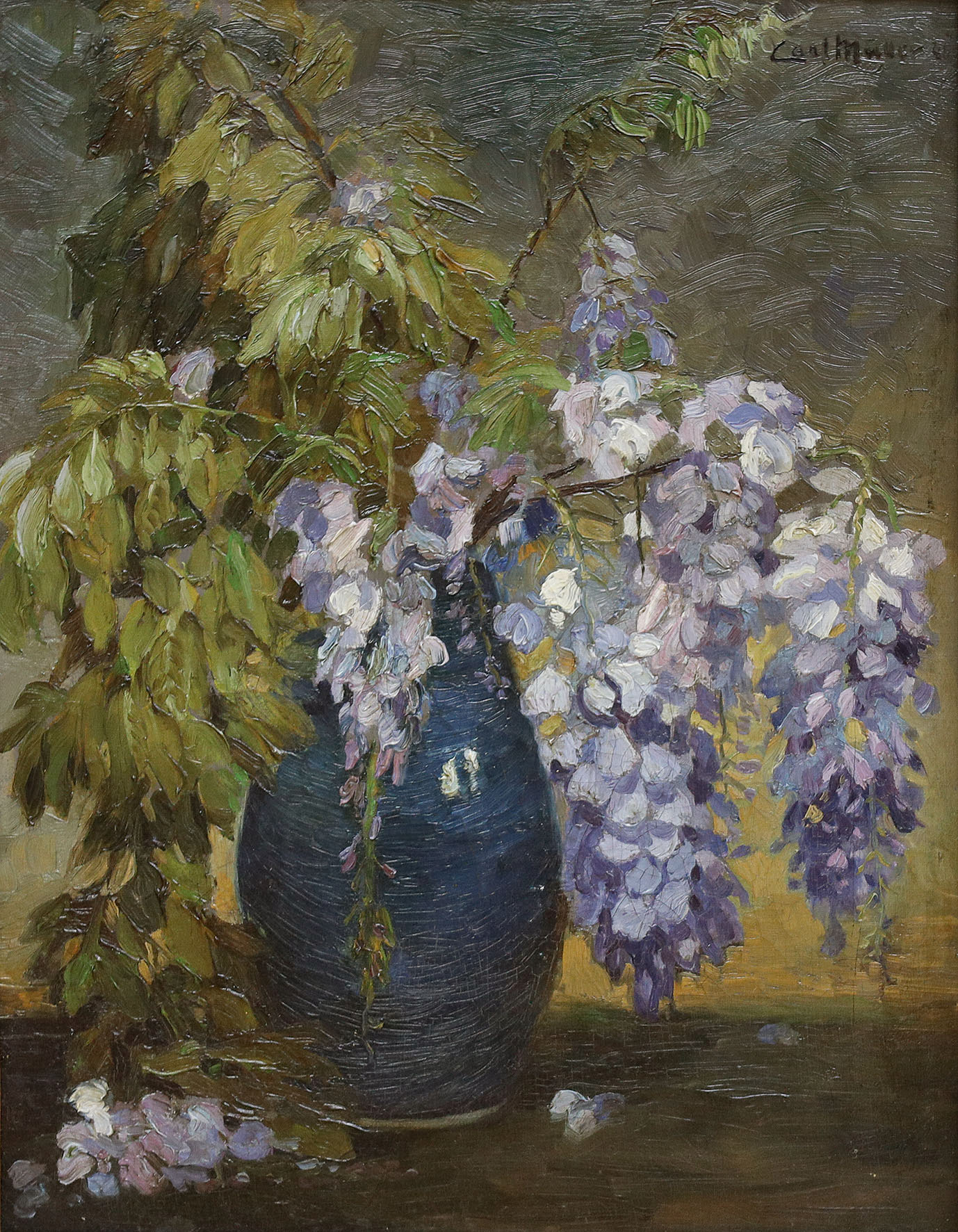 Stilleben mit Glyzinien in blauer Vase.