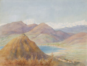 Gebirgslandschaft mit Dorf am See.