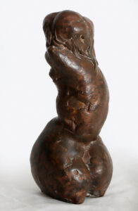 Abstrahierte weibliche Figur, das Gesicht verdeckt, mit langen Haarsträhnen.