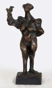 Stehender weiblicher Akt mit erhobenem rechtem Arm.