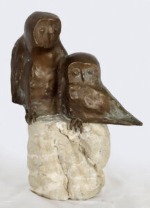 Eulenpaar auf einem Felsen.