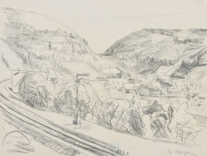 Hügelige Landschaft mit Dorf bei einer Bahnstrecke.