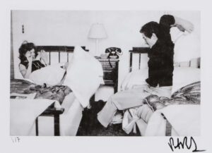 Alain Delon und Romy Schneider bei einer Kissenschlacht.