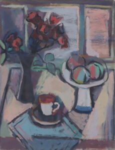 Stilleben mit rotem Blumenstrauss in Vase, Obstschale und Tasse.