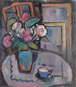 Stilleben mit rosafarbenem Blumenstrauss in Vase und einer Tasse.